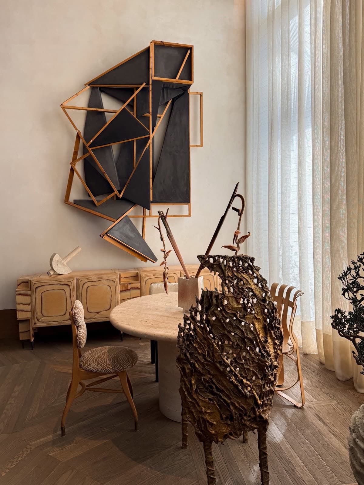 If you follow interior design, you know that Kelly Wearstler is a force of nature. Her style is distinct, bold, and instantly recognizable. Recently, Cheryl had the opportunity to visit the Santa Monica Proper Hotel in California, designed by Kelly Wearstler, and it was an absolute feast for the eyes.