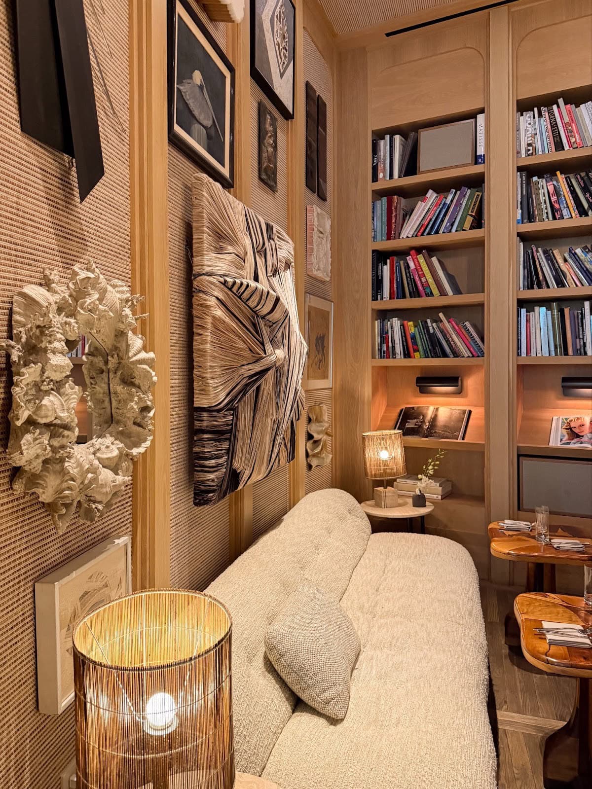 If you follow interior design, you know that Kelly Wearstler is a force of nature. Her style is distinct, bold, and instantly recognizable. Recently, Cheryl had the opportunity to visit the Santa Monica Proper Hotel in California, designed by Kelly Wearstler, and it was an absolute feast for the eyes.